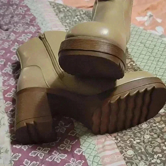 Womens Boots - Picture 7 of 7